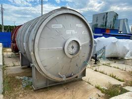 groot glimmend roestvrij staal schelp en buis warmte uitwisselaar voor verwarming vloeistoffen en gassen, klaar naar worden geïnstalleerd voor olie raffinaderij petrochemisch fabriek uitrusting Aan de bouw plaats foto