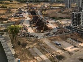 bouw van een nieuw metro station. uitgraving van een ondergronds tunnel met een groot portaal kraan. het schieten van een hoogte, antenne fotografie. opgravingen zijn onderweg in de nieuw kwartaal foto