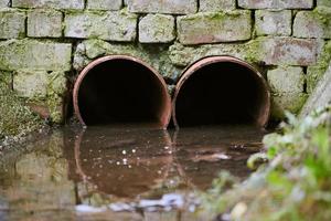 riolen met giftig vuil water foto