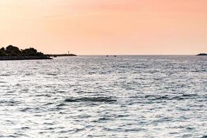 Baltische zonsondergang. verbazingwekkende zeegezicht kleuren. dromen van reizen en vrijheid. zonsonderganghemel en claim het weer. foto