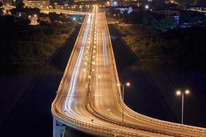 snelweg bij nachtverlichting foto