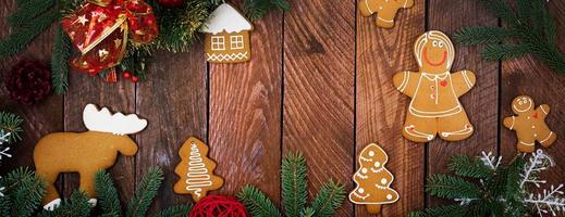 Kerstmis koekjes en klatergoud Aan een donker houten achtergrond. top visie. vlak leggen. banier foto