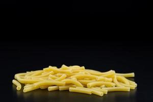 maccheroni pasta structuur Aan achtergrond foto