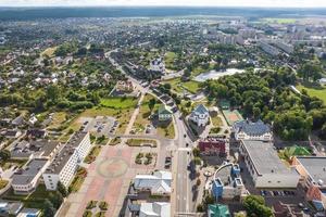 antenne panoramisch visie van een Super goed hoogte van een klein provinciaal stad- met een privaat sector en hoogbouw appartement gebouwen foto