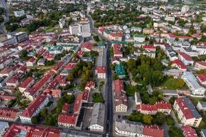 antenne panoramisch visie van Super goed hoogte Aan rood daken van historisch centrum van oud groot stad foto