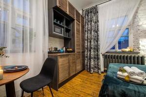 interieur van de moderne luxe slaapkamer in studio-appartementen in lichte kleurstijl foto