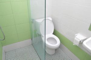 schoon toilet met glas partitie foto