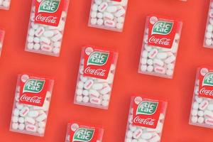 Charkov, Oekraïne - mei 02, 2021 veel tic tac snoep pakketjes met Coca Cola smaak. tic tac is populair ten gevolge haar muntachtig vers smaak en gemakkelijk naar dragen. moeilijk pepermuntjes geproduceerd door Ferrero sinds 1968 foto