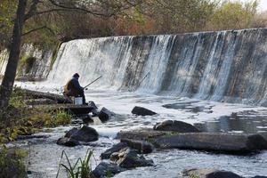 een verlaten dam, een kunstmatig waterval, de dam van de butka hpp, is gelegen omhoog de rivier- achter de brug over- de hirsky tikich foto