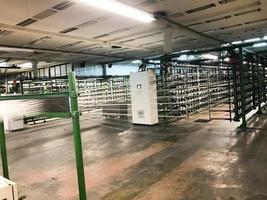 vervaardiging van glas wol. vervaardiging van synthetisch vezels. productie werkwijze Bij de onderneming voor de productie van glasvezel. foto