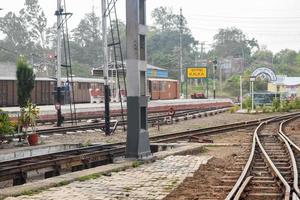 visie van speelgoed- trein spoorweg sporen van de midden- gedurende dag in de buurt kalka spoorweg station in Indië, speelgoed- trein bijhouden visie, Indisch spoorweg knooppunt, zwaar industrie foto