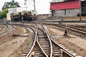 visie van speelgoed- trein spoorweg sporen van de midden- gedurende dag in de buurt kalka spoorweg station in Indië, speelgoed- trein bijhouden visie, Indisch spoorweg knooppunt, zwaar industrie foto