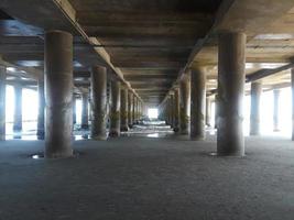 strand golven onder een pier foto