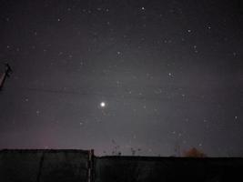 helder nacht sterrenhemel lucht in de dorp foto