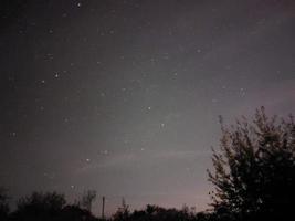 helder nacht sterrenhemel lucht in de dorp foto