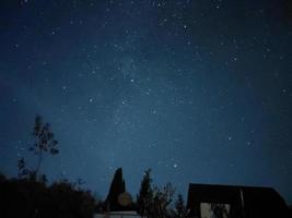 helder nacht sterrenhemel lucht in de dorp foto