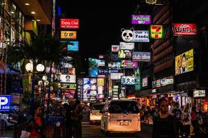 bangkok.thailand-3 dec 2019.onbekend toerist of mensen wandelen in dus ik thaniya silom weg Bangkok Thailand in de nacht.silom is ongetwijfeld een van Bangkok's meest belangrijk financieel districten foto