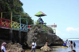 Yogyakarta, Indonesië, 2022- bezoekers Bij drini strand, Gunung kidul, Yogyakarta Indonesië foto