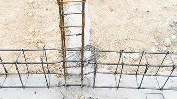 draden voor huis straal structuren. plaats het Aan een met cement gevuld verdieping met zwart omringt. bouw van de fundament van de huis Aan de grond gedurende de dag tijd. foto