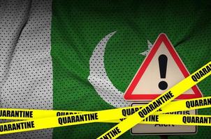 Pakistan vlag en covid-19 quarantaine geel plakband. coronavirus of 2019-ncov virus foto