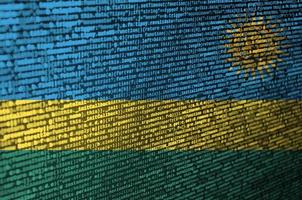 rwanda vlag is afgebeeld Aan de scherm met de programma code. de concept van modern technologie en plaats ontwikkeling foto