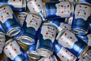 Charkov, Oekraïne - mei 02, 2021 blanc logo Aan bier blikjes in groot stapel. 1664 blanc is de tarwe bier van de Frans brouwerij kronenbourg geëxporteerd wereldwijd foto