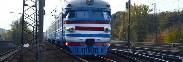 oud Sovjet elektrisch trein met verouderd ontwerp in beweging door het spoor foto