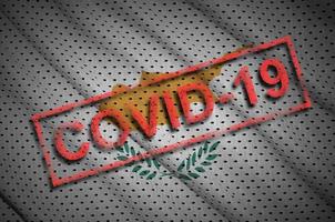 Cyprus vlag en rood covid-19 stempel. coronavirus 2019-ncov het uitbreken foto