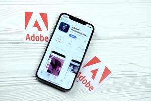 Charkov, Oekraïne - maart 5, 2021 Adobe photoshop icoon en toepassing van app op te slaan Aan iphone 12 pro Scherm scherm Aan wit tafel foto