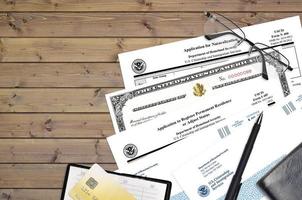 uscis het formulier i-485 toepassing naar registreren blijvend residentie of aanpassen toestand en n-400 toepassing voor naturalisatie met certificaat van naturalisatie leugens Aan kantoor tafel foto
