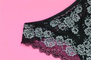 zwart Dames ondergoed met kant Aan roze achtergrond met kopiëren ruimte. schoonheid mode blogger concept. romantisch lingerie voor valentijnsdag dag verleiding foto