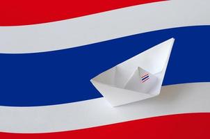 Thailand vlag afgebeeld Aan papier origami schip detailopname. handgemaakt kunsten concept foto