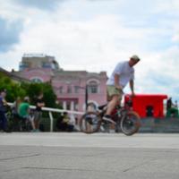 onscherp beeld van een veel van mensen met bmx Fietsen. vergadering van fans van extreem sport- foto