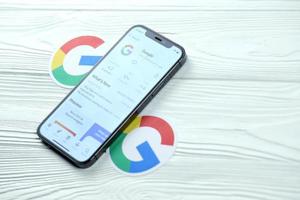 Charkov, Oekraïne - maart 5, 2021 google icoon en toepassing van app op te slaan Aan iphone 12 pro Scherm scherm Aan wit tafel foto