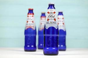 Charkov, Oekraïne - december 8, 2020 blanc logo Aan bier flessen Aan wit tafel. 1664 blanc is de tarwe bier van Frans brouwerij kronenbourg geëxporteerd wereldwijd foto