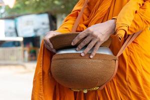 boeddhistisch monnik aalmoes ronde in de ochtend- foto