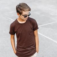 elegant jong Mens in zonnebril en t-shirt Aan een zomer dag. foto