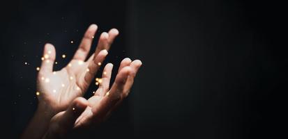 Christendom religie concept. christen leven crisis gebed naar god. vrouw bidden voor god zegen naar wensen hebben beter leven.vrouw hand- aanbidden naar god. bedelen voor vergiffenis en van mening zijn in goedheid. foto