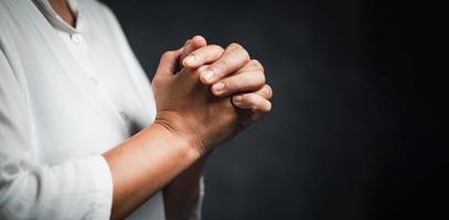 Christendom religie concept. christen leven crisis gebed naar god. vrouw bidden voor god zegen naar wensen hebben beter leven.vrouw hand- aanbidden naar god. bedelen voor vergiffenis en van mening zijn in goedheid. foto