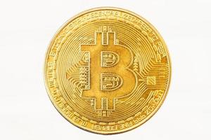 goud bitcoin Aan een wit achtergrond foto