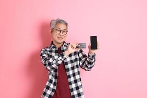Aziatisch Mens Aan roze foto