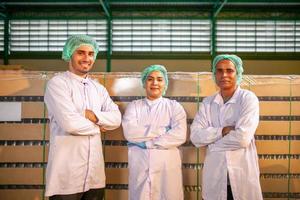 arbeider team Aan de productie lijn in de drank fabriek. fabrikant cheques kwaliteit van voedsel industrie. foto