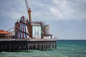 Brighton paleis pier, met de kust achter. foto