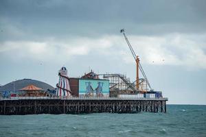 Brighton paleis pier, met de kust achter. foto