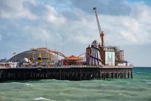 Brighton paleis pier, met de kust achter. foto