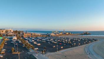 panoramisch antenne visie van de de kerstman monica strand en de pier foto