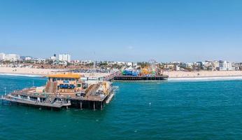 panoramisch antenne visie van de de kerstman monica strand en de pier foto