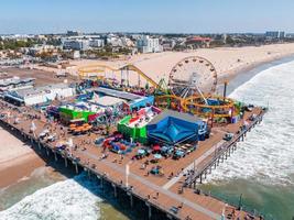 panoramisch antenne visie van de de kerstman monica strand en de pier foto