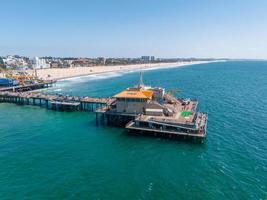 panoramisch antenne visie van de de kerstman monica strand en de pier foto