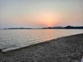 een mooi avond en kleurrijk zonsondergang Aan jeddah strand. foto